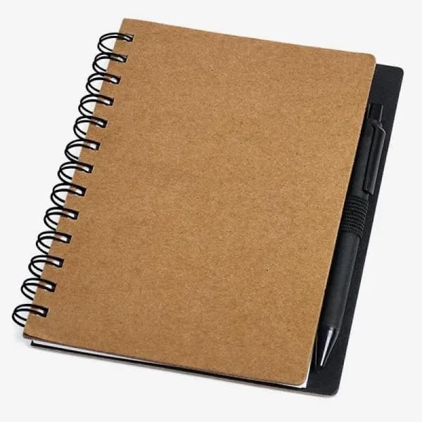 CADERNO ESPIRAL COM CAPA DURA E CANETA RECICLADOS - imagem 1